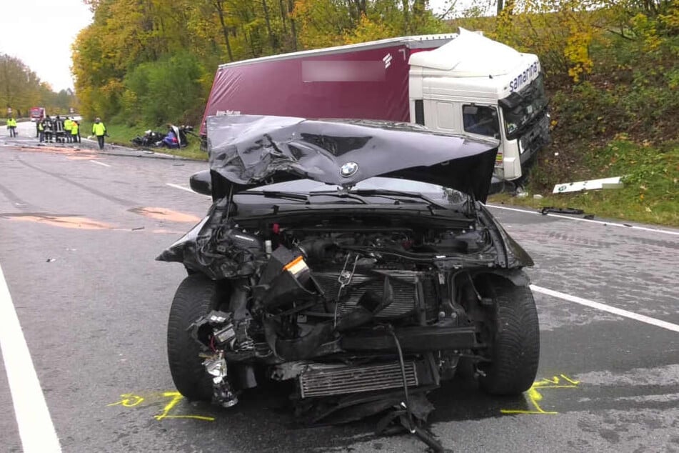 Der Fahrer des nachfahrenden Pkw wurde bei dem Unfall leicht verletzt.