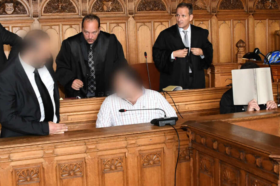 Die Angeklagten Hayat G., Hayrettin G. und Sipan G. (vorne, von links) sitzen bei Prozessbeginn im Landgericht Bremen. (Archivbild)
