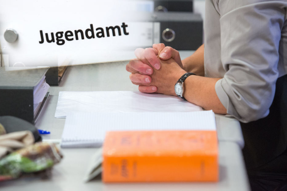Mitarbeiter völlig überlastet, schlechte Ausstattung und mangelende Einarbeitung gefährden den Kinderschutz. (Bildmontage)