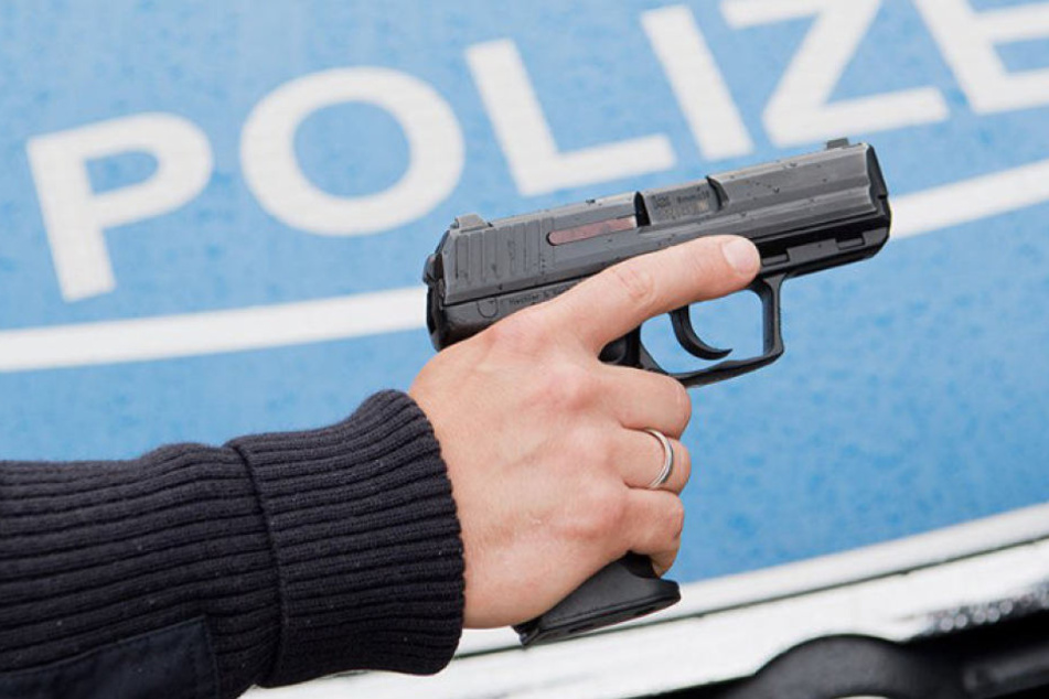 Ein Polizist griff in Berlin-Gesundbrunnen zu seiner Dienstwaffe und gab einen Schuss ab. (Symbolbild)