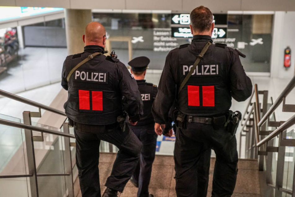 Mit Maschinenpistolen bewaffnete Polizeibeamte am Mittwochabend.
