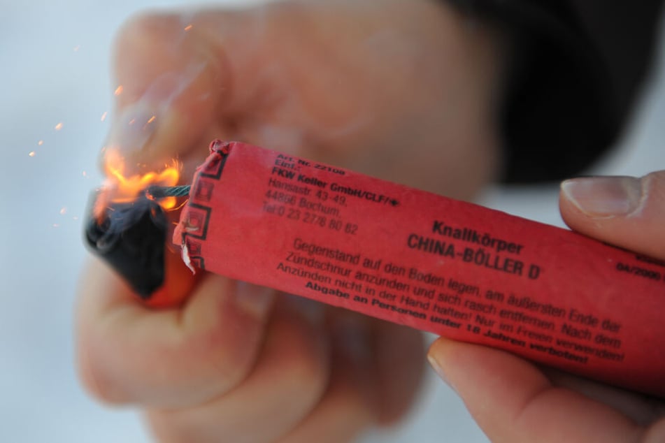 Der 28-Jährige hantierte mit einem Böller, als dieser explodierte. (Symbolbild)