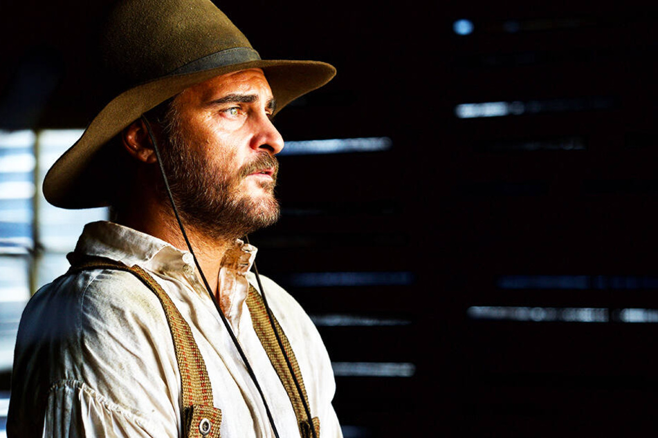Trunkenbold und Kopfgeldjäger Charlie Sisters (Joaquin Phoenix) will mit seinem Bruder für den mysteriösen Commodore die Wunderformel eines Wissenschaftlers stehlen.