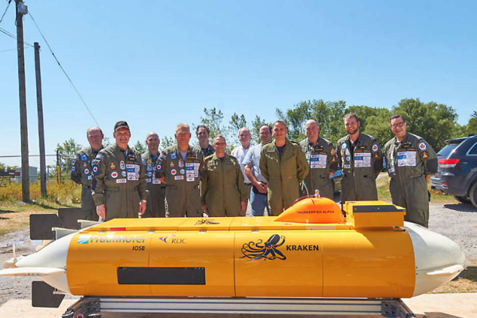 Das "Raise the arrow"-Team hinter dem Tauchroboter versammelt.