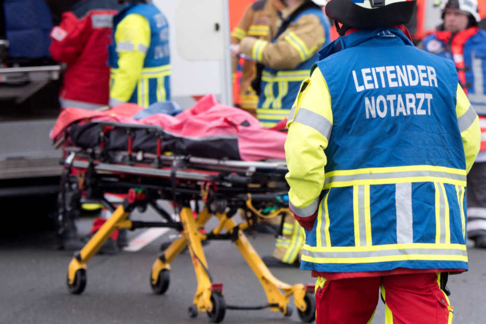 Rettungskräfte konnten den Lkw-Fahrer trotz aller Versuche nicht retten. (Symbolbild)