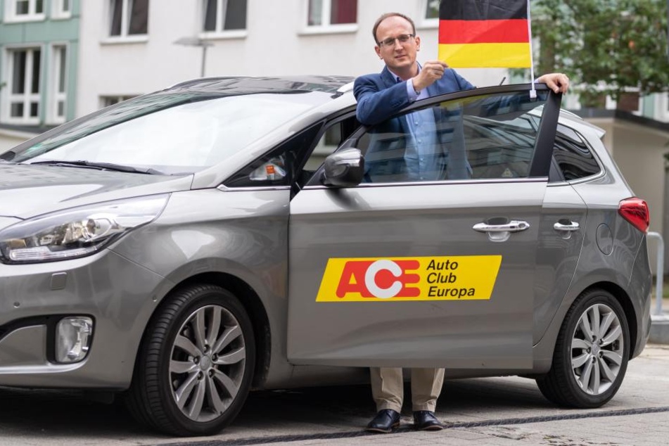 So kann die WM beginnen: Gut befestigte Autofahnen bekommen von Jörg Vieweg (47, SPD) einen Daumen nach oben.