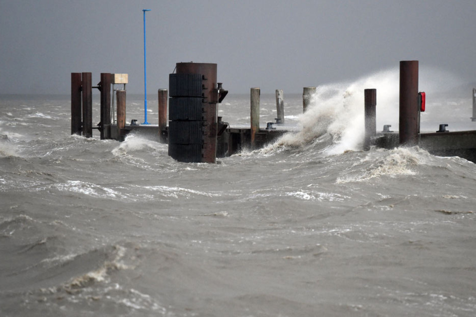 Die Wellen der Nordsee schlagen an einen Anleger. (Archivbild)