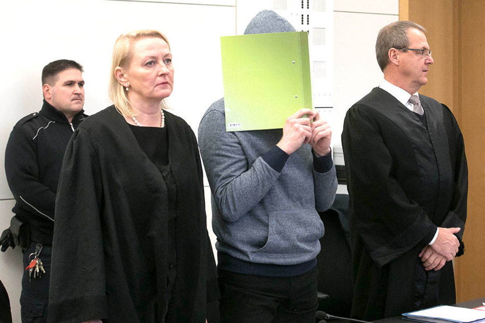 Clemens M. (Mitte) bekam ein hartes Strafmaß aufgebrummt.