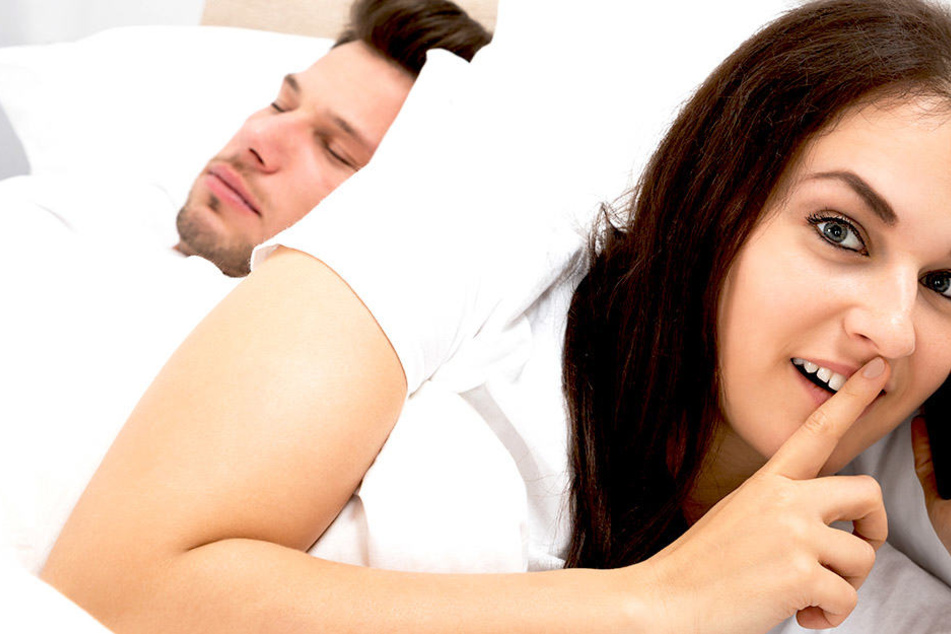 Die Affären hält eine junge Frau vor ihrem Mann immer geheim.