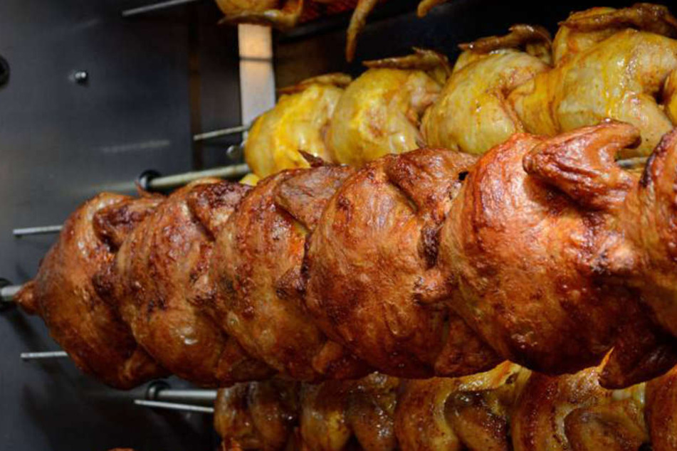 Während der Grillmeister den Knusprigkeitstest machte, griff ein Dieb über den Tresen.