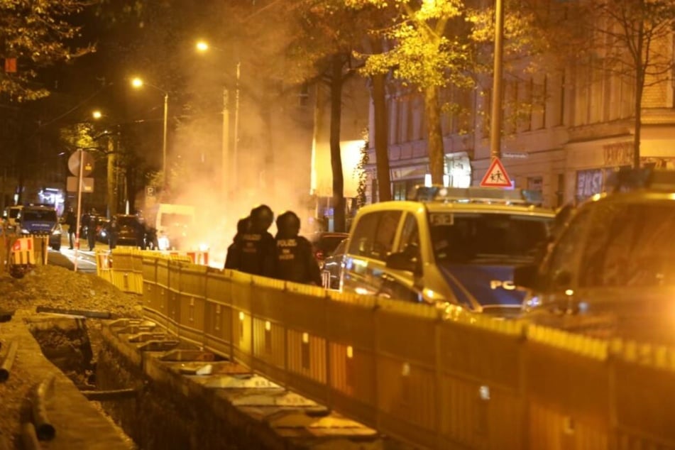 Die Täter setzten in der Nacht zu Samstag Mülltonnen und Baustellenabsperrungen in Brand.