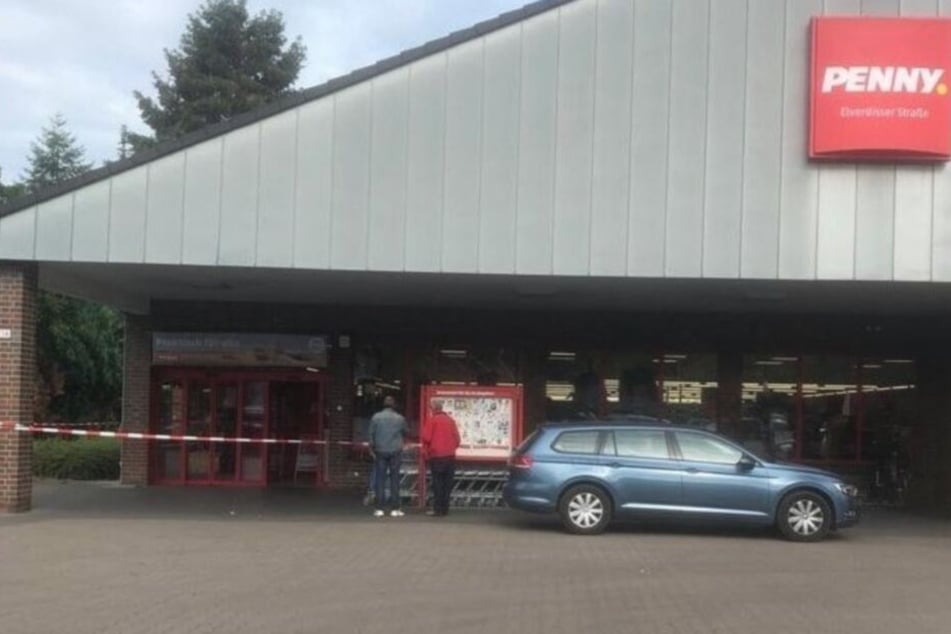 Nach dem Überfall wurde der Discounter abgesperrt.