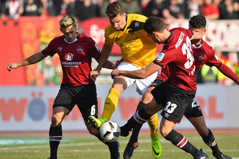 Dynamo kämpferisch! Hier nimmt es Stefan Kutschke (M.) gleich mit drei Nürnbergern auf.