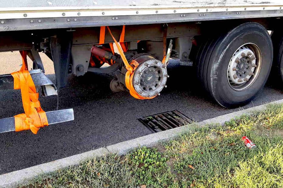 Ein Lkw-Rad wurde hier kurzerhand durch Spanngurte ersetzt.