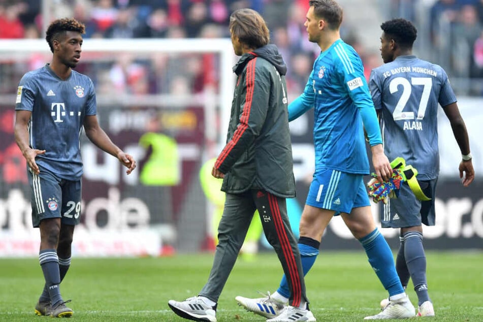 Manuel Neuer (2.v.r.) wird dem FC Bayern rund 14 Tage fehlen.