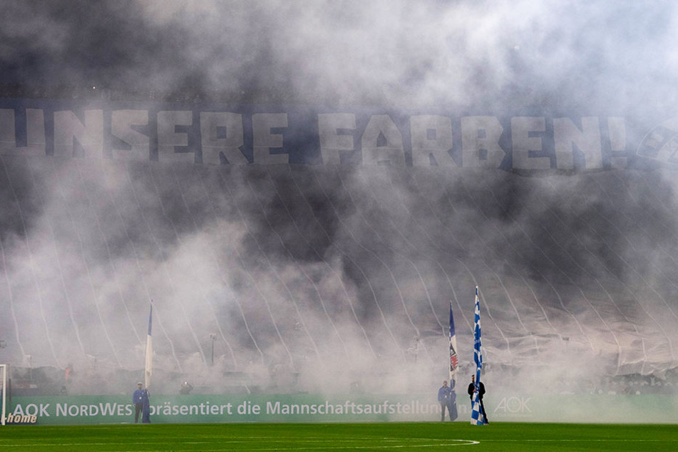 Die Schalker Fans zeigten vor dem Spiel eine rauchige Choreografie.