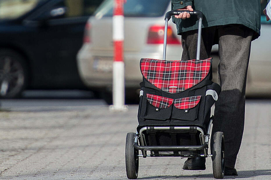 Mit einem Einkaufstrolley wurde der Junge umgestoßen. (Symbolbild)