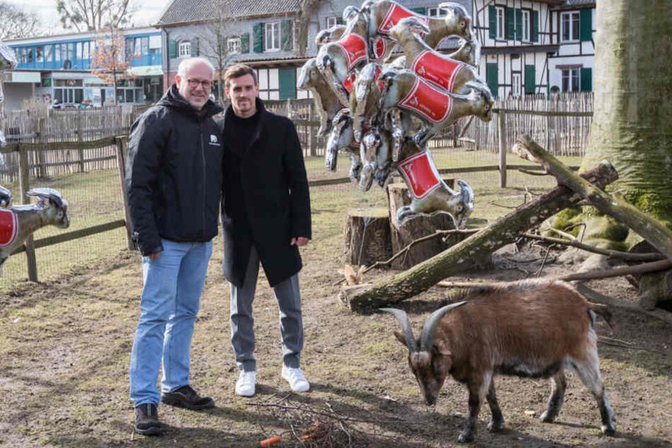 Zoodirektor Theo B. Pagel (links), Simon Zoller und Hennes VIII.