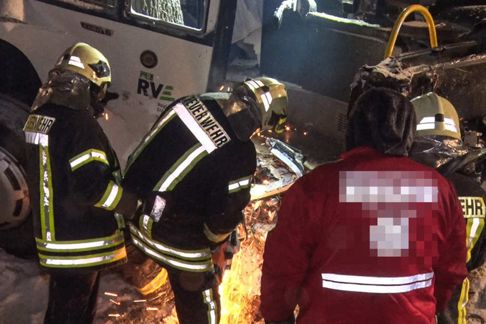 Die Feuerwehr musste den Bus für die Bergung teilweise zersägen.