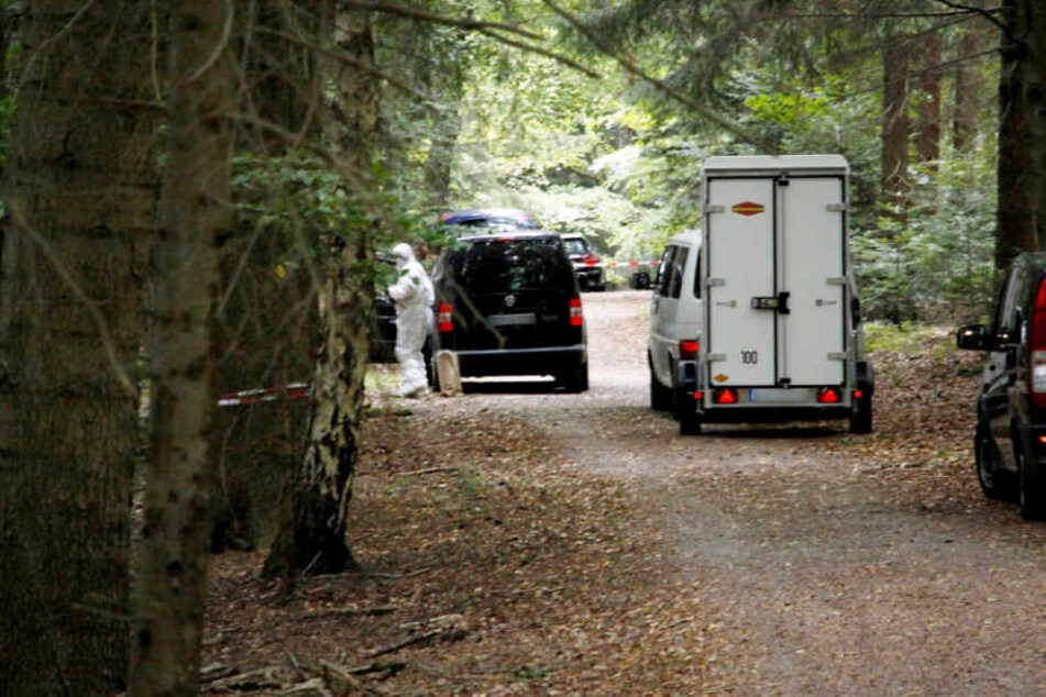 Oktober 2018: In einem Waldstück südlich von Pforzheim wurde die Leiche von Simon P. entdeckt. Polizisten sind vor Ort.