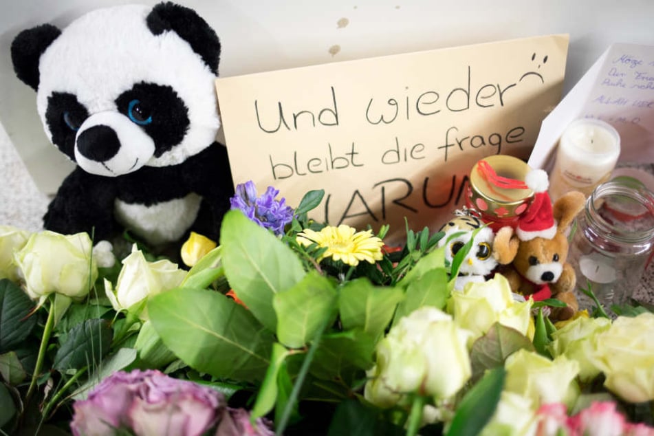 Nach der schlimmen Tat am Jungfernstieg legten Menschen Blumen an der S-Bahn-Station ab.