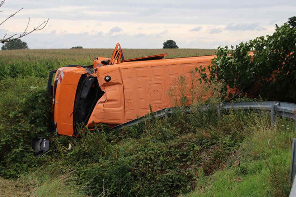 Der Kleintransporter kam seitlich von der Fahrbahn ab und krachte in die Böschung.