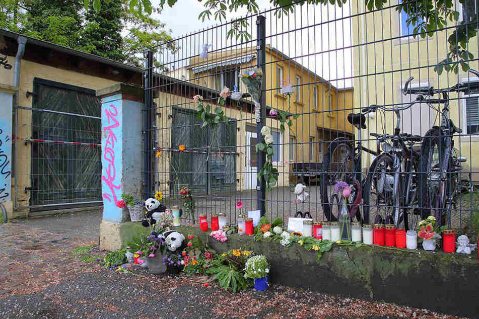 Blumen, Kerzen und Panda-Plüschtiere für die ermordeten Geschwister: Vor dem Haus an der Stetzscher Straße in der Neustadt zeigen Dresdner ihre Anteilnahme.