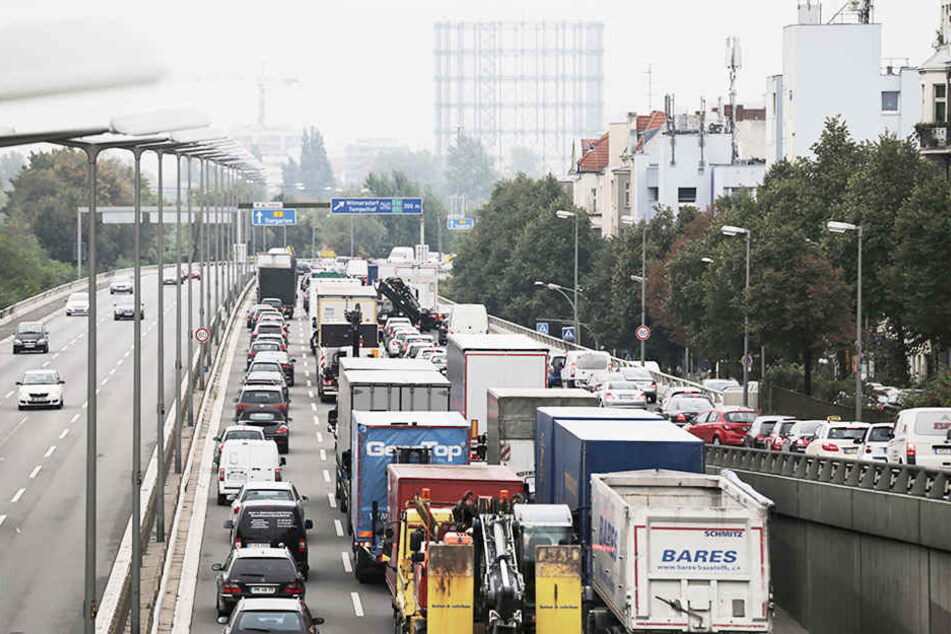 Nichts ging mehr für eine Stunde auf der A 100 in Richtung Neukölln. Der Unfall traf im Berufsverkehr viele Pendler. (Symbolbild)