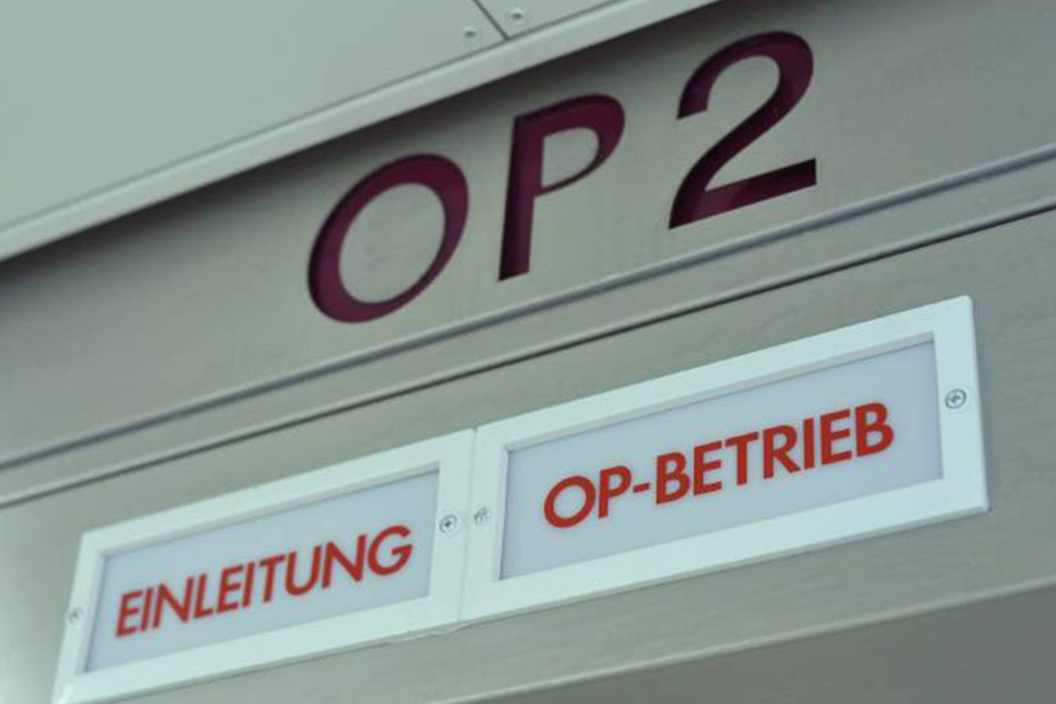 Im Op-Saal wurde festgestellt, dass der 47-Jährige sich ein 2,5 Zentimeter großes Loch in seine Speiseröhre gerissen hatte