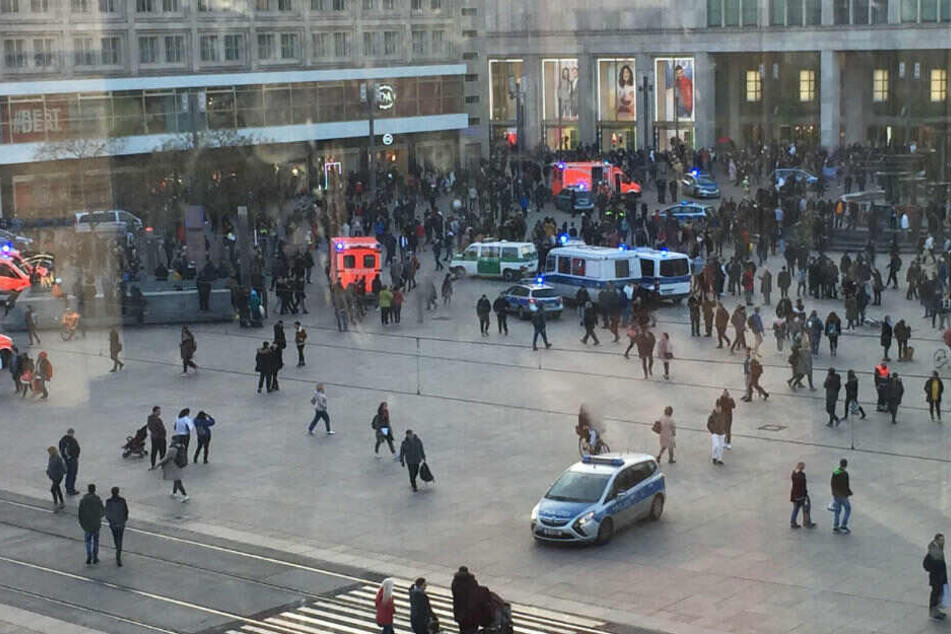 Menschengruppen, Polizeifahrzeuge und Krankenwagen stehen auf dem Alexanderplatz. Nach einem Aufruf in sozialen Medien ist es auf dem Berliner Alexanderplatz zu einer Massenschlägerei gekommen.