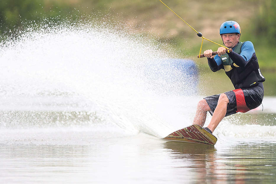 Marcus Blanik (44)
wagt sich auch gerne
selber mit dem Board
aufs Wasser.