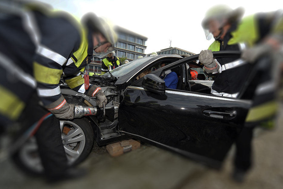 Die Feuerwehrleute konnten den Verletzten mit speziellen Druckluftwerkzeugen aus dem Fahrzeug befreien. (Symbolbild)