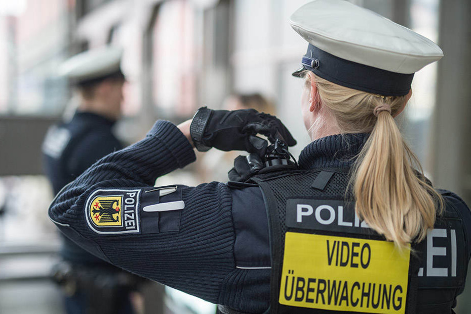 Polizistinnen werden immer öfter beleidigt und Opfer sexueller Gewalt. (Symbolbild)