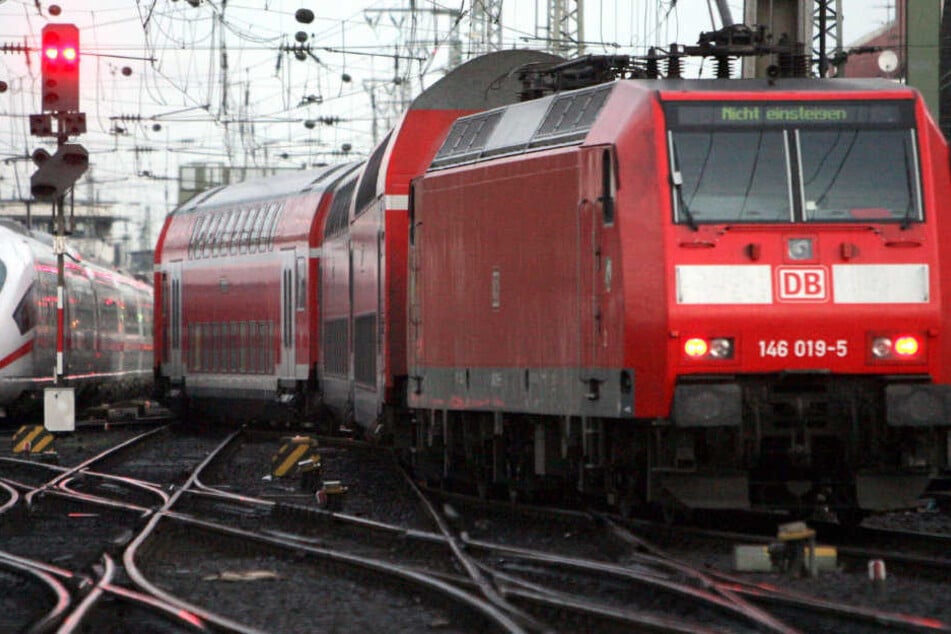 Die Bahn wurde nach dem verhinderten Unglück in einen Bahnhof zurückgeschleppt. (Symbolbild)