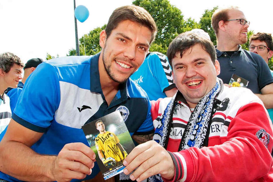 Stefan Ortega (l.) erfüllte Mirza Potur seinen Autogrammwunsch.