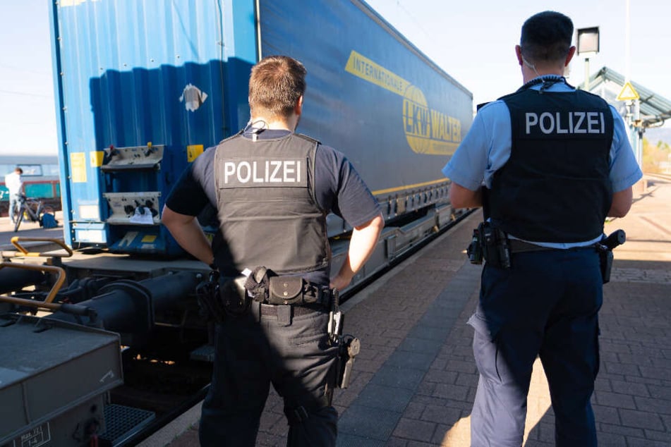 Der Güterzug war unterwegs nach Ludwigshafen, für die Afrikaner war die Fahrt aber schon in Müllheim zu Ende. (Symbolbild)
