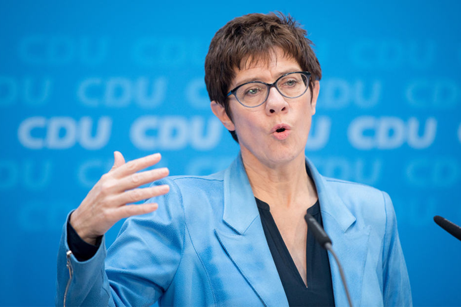 Annegret Kramp-Karrenbauer (55) bei der Pressekonferenz in Berlin.