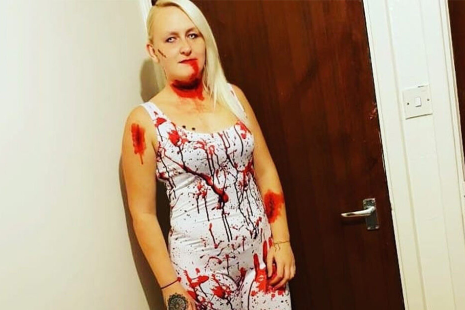 Gipfel der Perversion: Louise Porton (23) zeigt sich Monate nach dem Tod ihrer Töchter so auf Facebook.