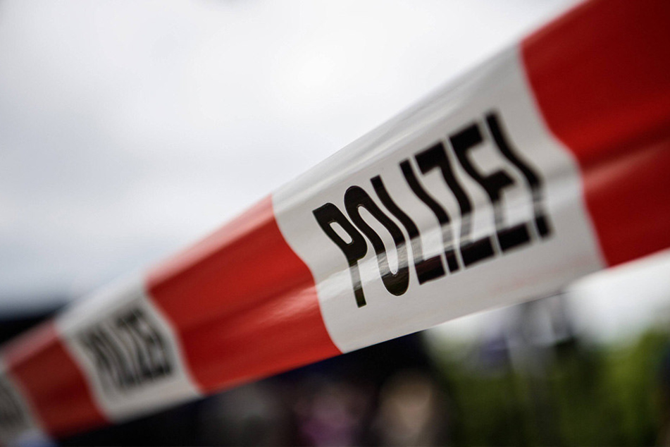 Passanten sollen den Flüchtling zum Suizid angestachelt haben. Jetzt ermittelt die Polizei zu den Gerüchten.