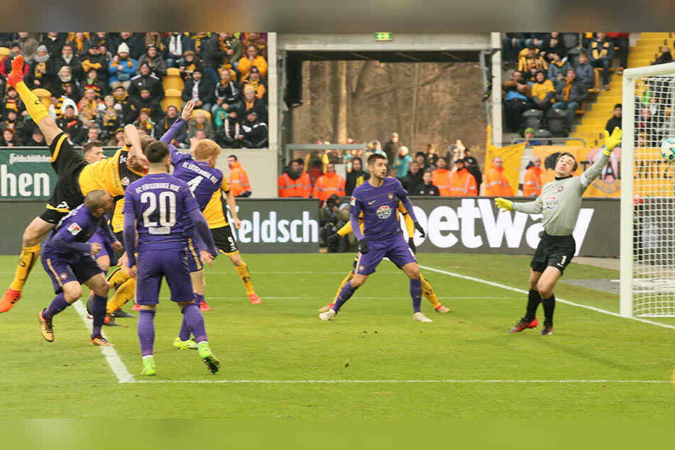 Tor für Dynamo Dresden. Florian Ballas (23, Dresden) erzielt den Treffer zum 3:0.