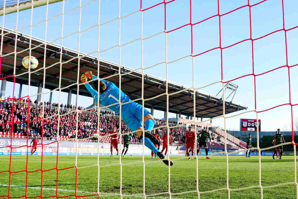 Das 1:0 für den FSV! Vergebens streckte sich Münsters Keeeper Oliver Schnitzler nach dem von Fabio Viteritti (nicht im Bild) geschossenen Ball.