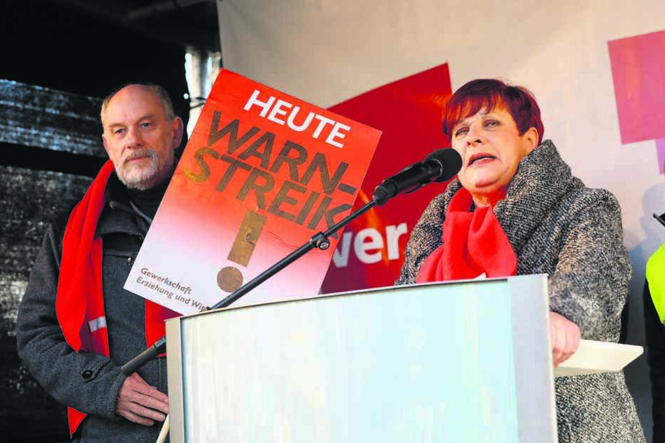 Ursula-Marlen Kruse (61), Vorsitzende der Gewerkschaft Erziehung und Wissenschaft in Sachsen, sprach gestern vor dem Finanzministerium.