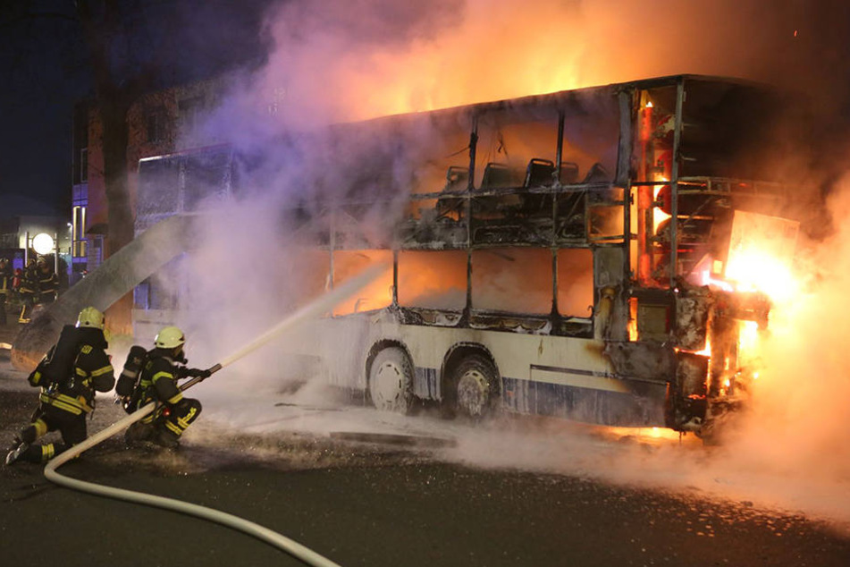 Als die Feuerwehr eintraf, stand der Doppeldeckerbus bereits lichterloh in Flammen.