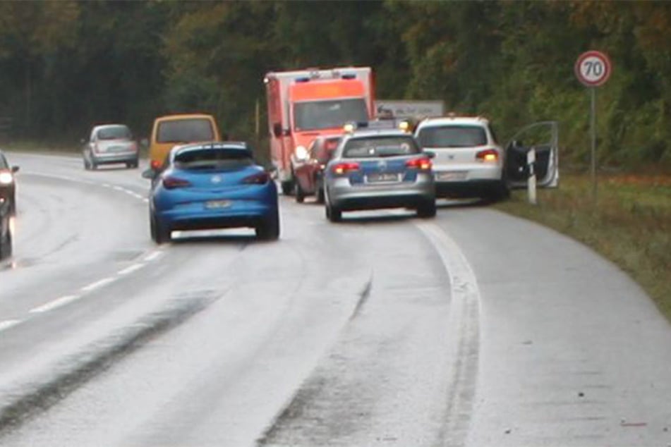 Der Fahrer eines VW Tiguans krachte mit seinem Auto auf einen Opel Corsa. Die Gründe sind bisher unklar.