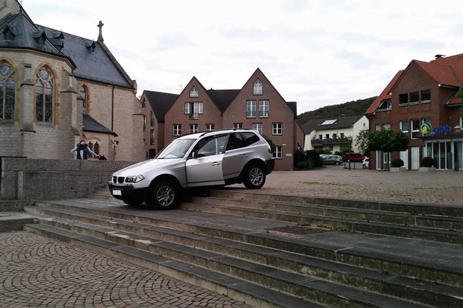 Der 78-Jährige hat die Treppenstufen wohl übersehen und ist schnurstracks herunter gefahren.