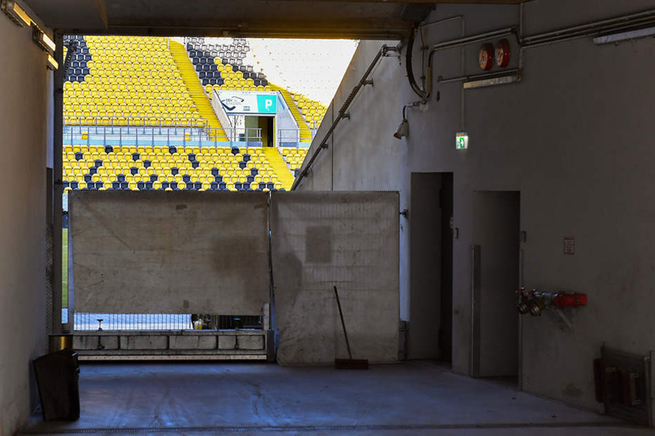 Sichtschutz fürs Geheimtraining: Die Eingänge zum Stadioninnern wurden mit Planen verhängt.