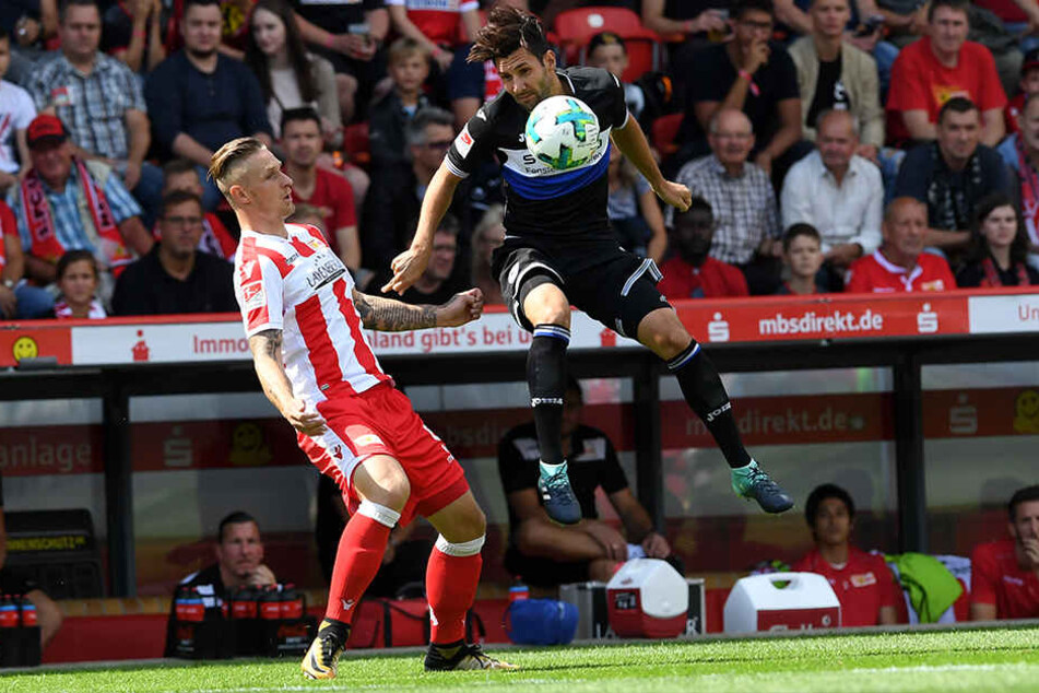 Marc Torrejon Moya (l) von 1. FC Union Berlin und Stephan Salger von Arminia Bielefeld kämpfen um den Ball.