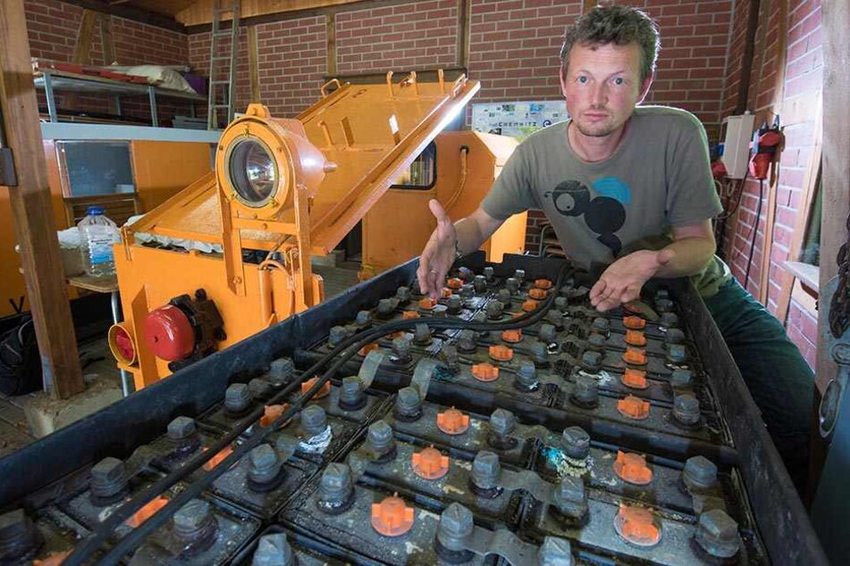 Förderkreis-Sprecher Michael Amlung (40) sammelt Spenden, damit die kaputte Batterie schnell erneuert werden kann.