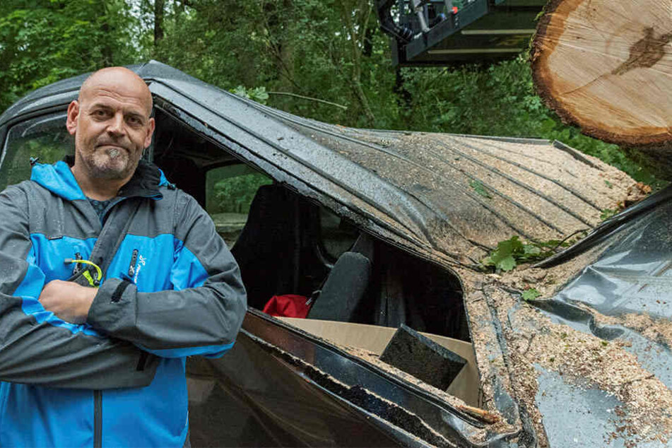 Thomas Salisch steht vor dem zerstörten Fahrzeug. Am Samstag sollte es in den Urlaub gehen.