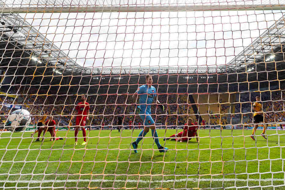 Da ist es passiert und Alexander Jeremejeff (r.) dreht jubelnd ab: soeben hat der den Ball zum zwischenzeitlichen 2:0 im Kasten der Heidenheimer versenkt.